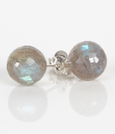 Øresticker i Sterling sølv med facetslebne Labradorite ædelsten.